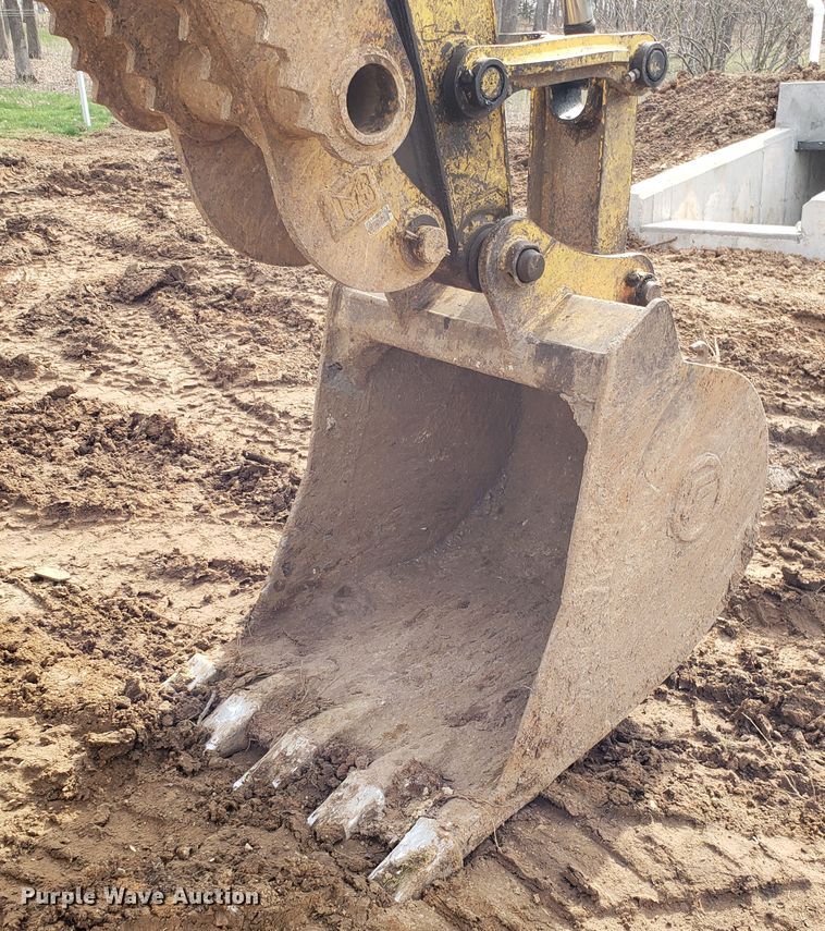 image for item EN9861 2005 Kobelco SK135SRLC-1E excavator