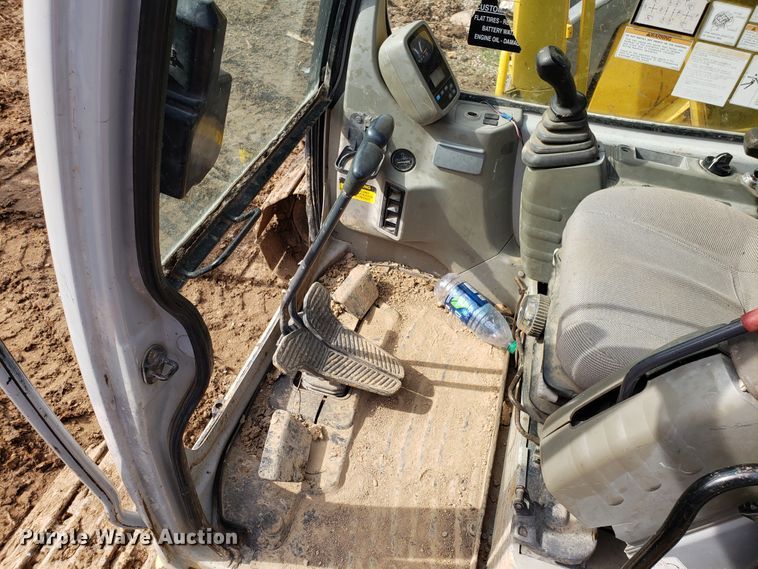 image for item EN9861 2005 Kobelco SK135SRLC-1E excavator