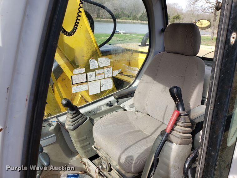 image for item EN9861 2005 Kobelco SK135SRLC-1E excavator