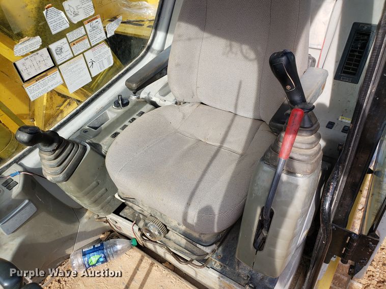 image for item EN9861 2005 Kobelco SK135SRLC-1E excavator