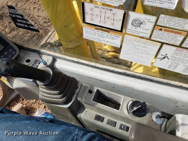 image for item EN9861 2005 Kobelco SK135SRLC-1E excavator