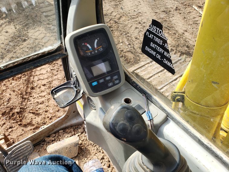 image for item EN9861 2005 Kobelco SK135SRLC-1E excavator