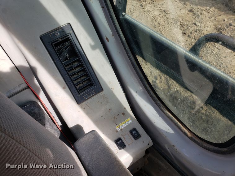 image for item EN9861 2005 Kobelco SK135SRLC-1E excavator