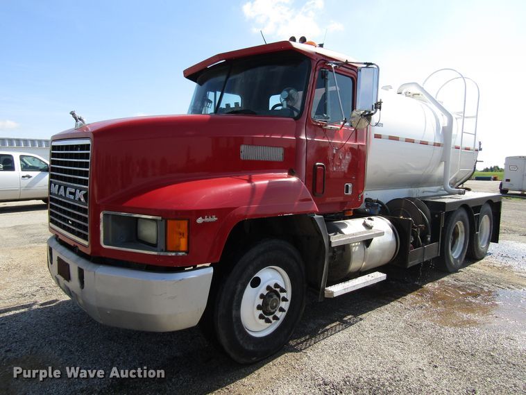 image for item EU9687 1991 Mack CH613 tank truck