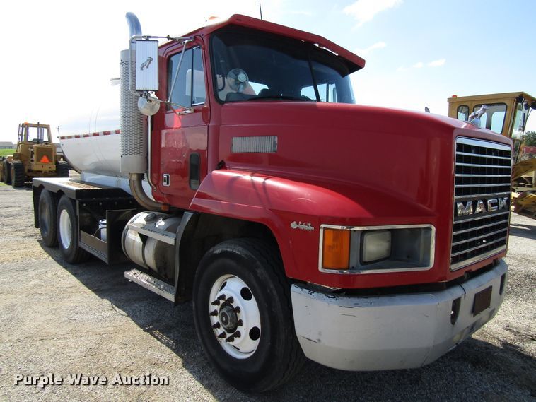 image for item EU9687 1991 Mack CH613 tank truck