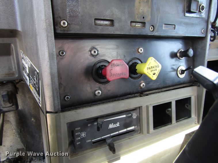 image for item EU9687 1991 Mack CH613 tank truck