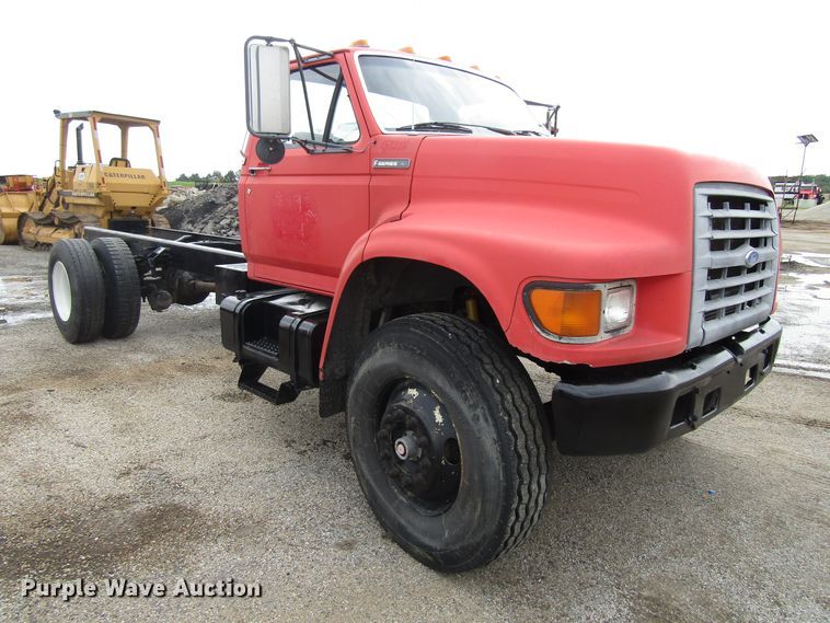 image for item EU9699 1998 Ford F800 truck cab and chassis
