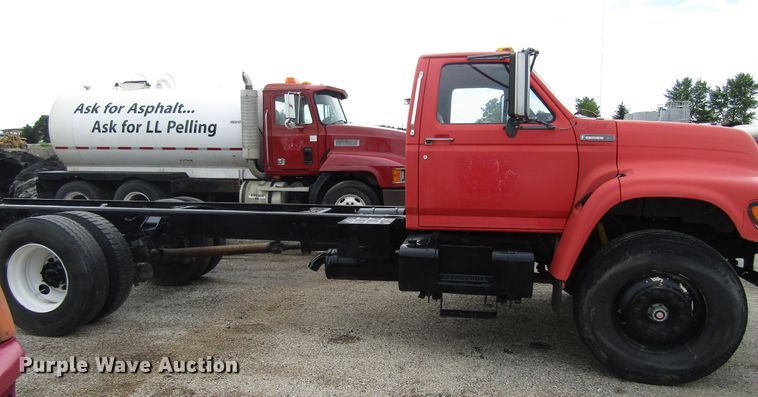 image for item EU9699 1998 Ford F800 truck cab and chassis