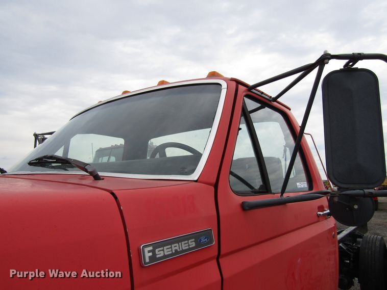 image for item EU9699 1998 Ford F800 truck cab and chassis