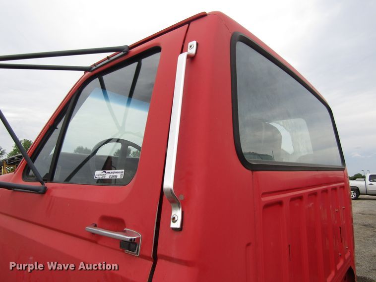 image for item EU9699 1998 Ford F800 truck cab and chassis