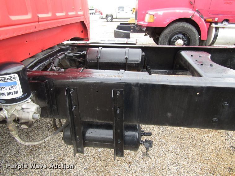 image for item EU9699 1998 Ford F800 truck cab and chassis