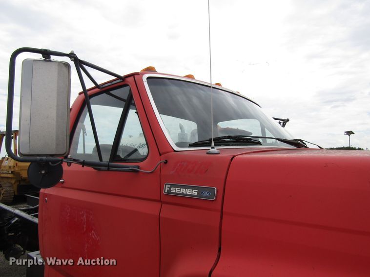image for item EU9699 1998 Ford F800 truck cab and chassis