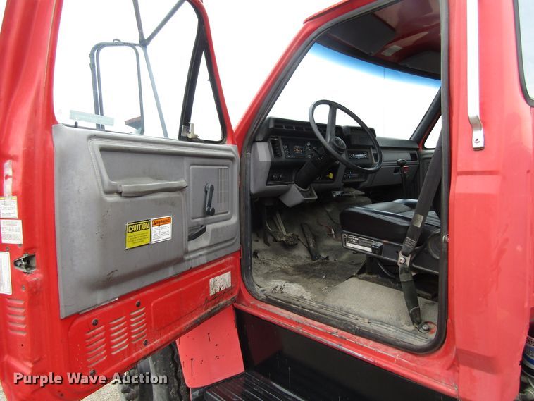 image for item EU9699 1998 Ford F800 truck cab and chassis