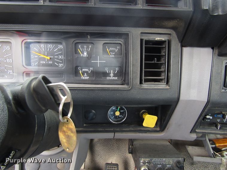 image for item EU9699 1998 Ford F800 truck cab and chassis