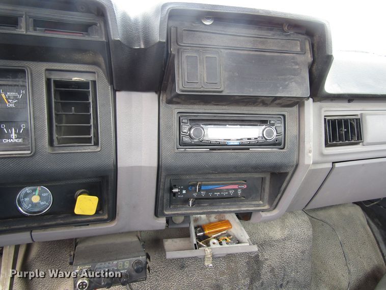 image for item EU9699 1998 Ford F800 truck cab and chassis