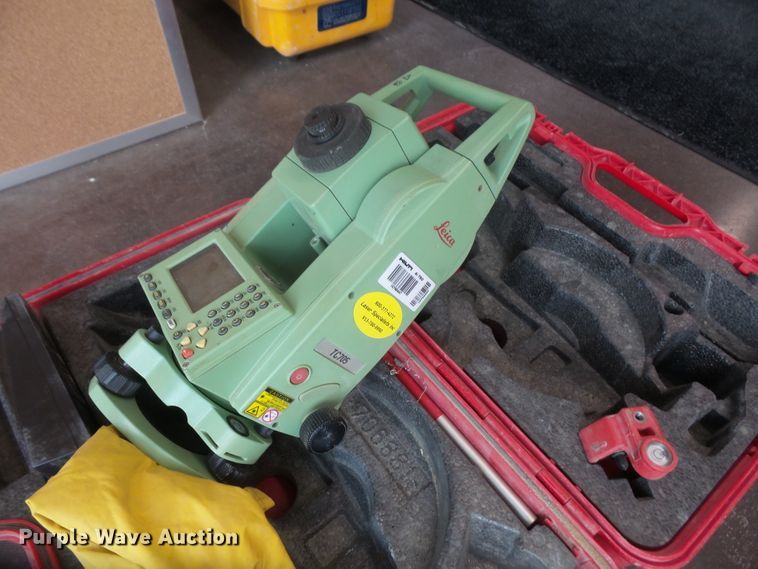 image for item FJ9156 (2) Leica total stations