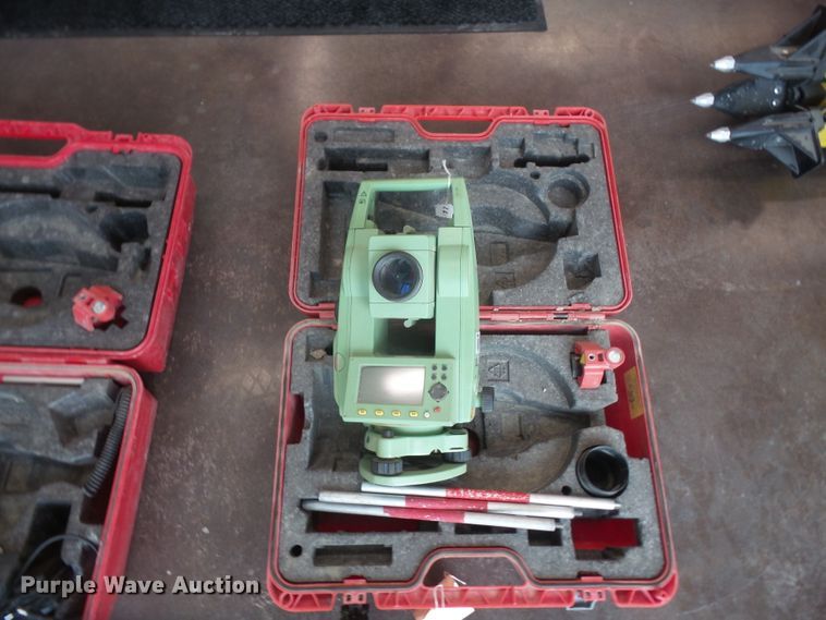 image for item FJ9156 (2) Leica total stations