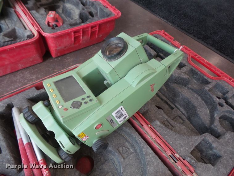 image for item FJ9156 (2) Leica total stations