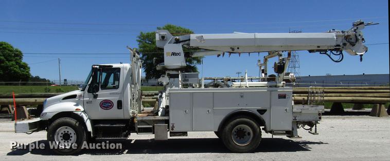 image for item FJ9678 2006 International 4300 digger derrick truck