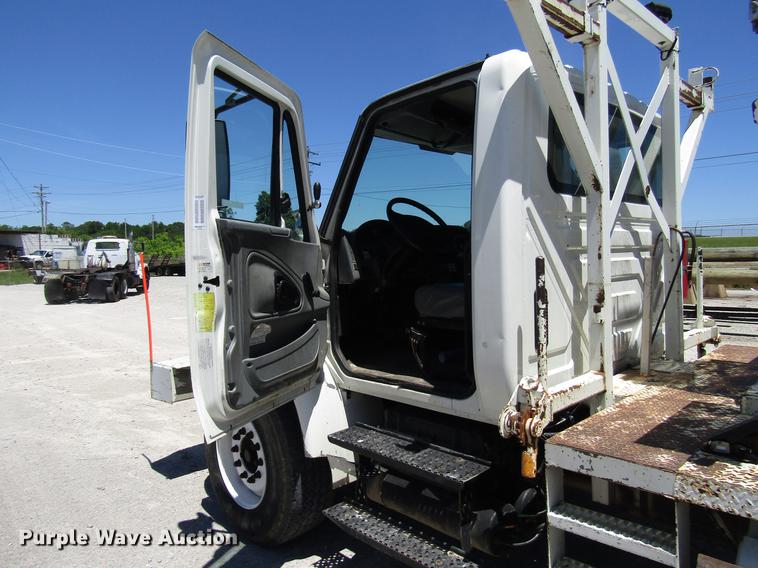 image for item FJ9678 2006 International 4300 digger derrick truck
