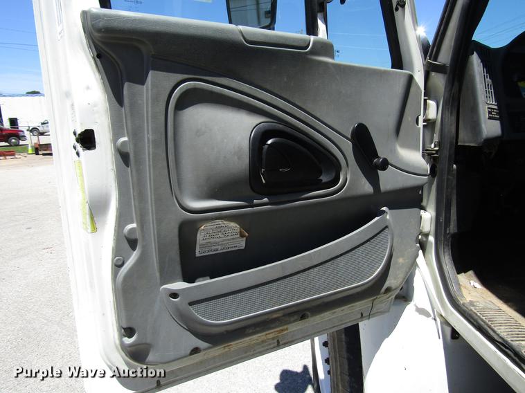 image for item FJ9678 2006 International 4300 digger derrick truck