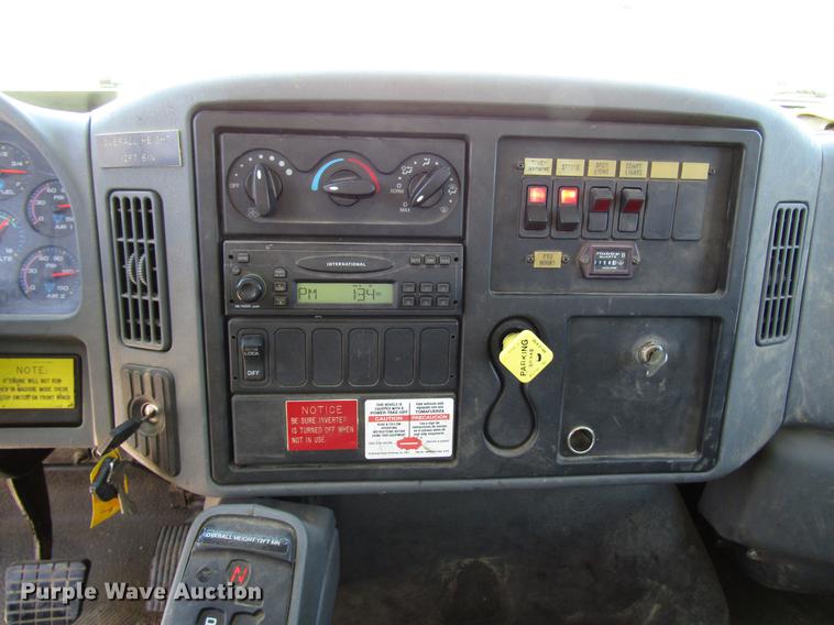 image for item FJ9678 2006 International 4300 digger derrick truck