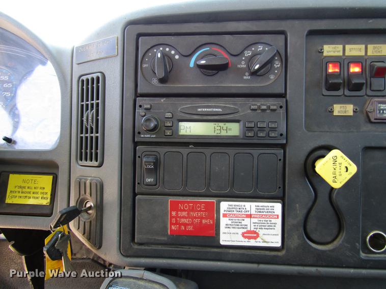 image for item FJ9678 2006 International 4300 digger derrick truck