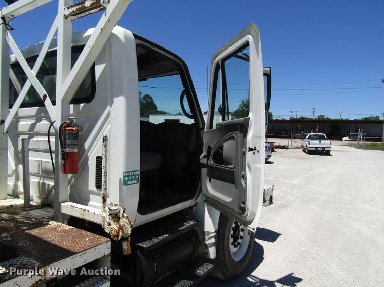 image for item FJ9678 2006 International 4300 digger derrick truck