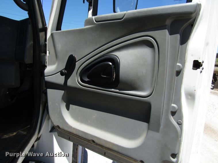 image for item FJ9678 2006 International 4300 digger derrick truck