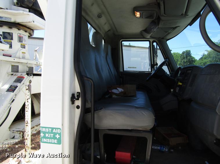 image for item FJ9678 2006 International 4300 digger derrick truck