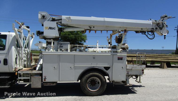 image for item FJ9678 2006 International 4300 digger derrick truck