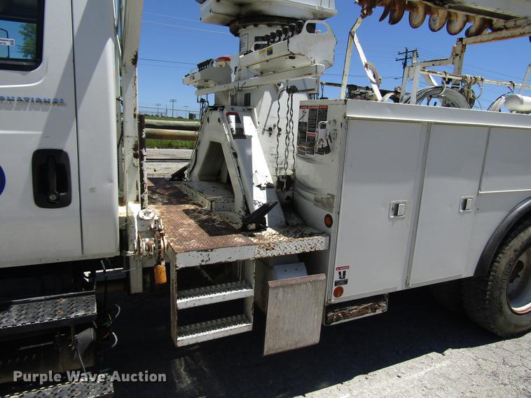 image for item FJ9678 2006 International 4300 digger derrick truck