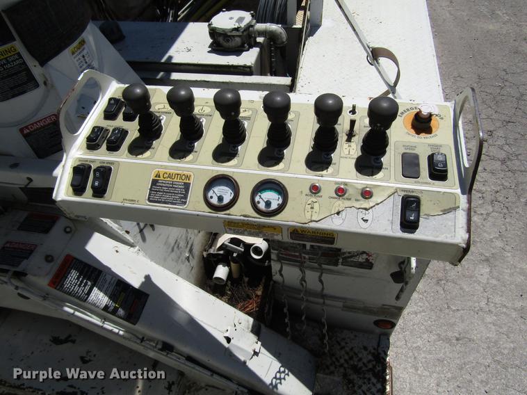 image for item FJ9678 2006 International 4300 digger derrick truck