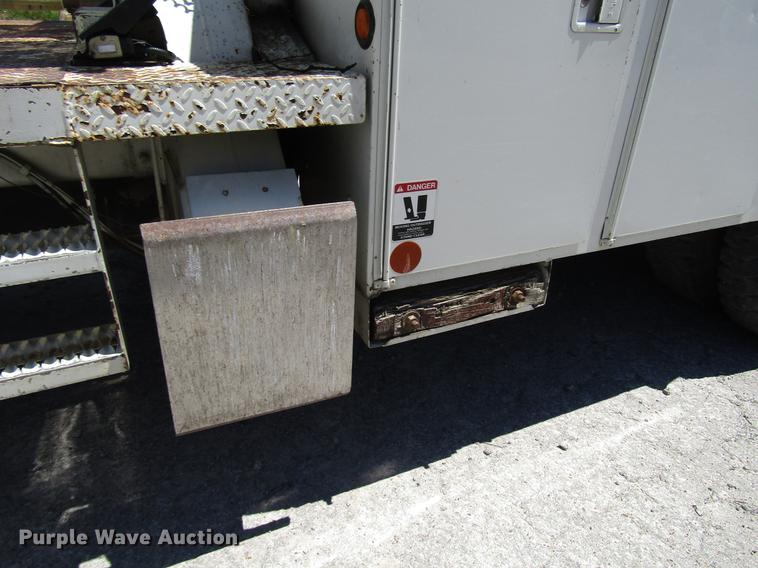 image for item FJ9678 2006 International 4300 digger derrick truck