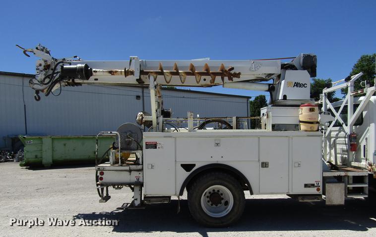 image for item FJ9678 2006 International 4300 digger derrick truck