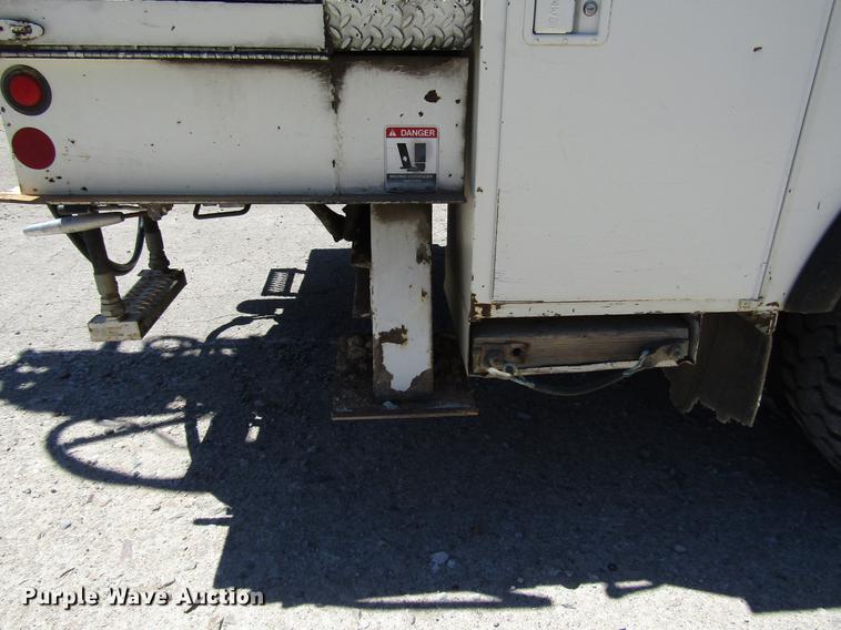 image for item FJ9678 2006 International 4300 digger derrick truck