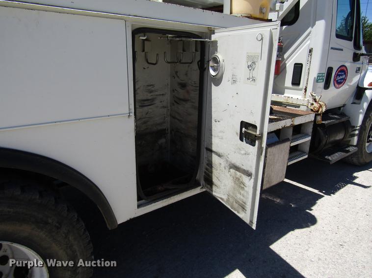 image for item FJ9678 2006 International 4300 digger derrick truck