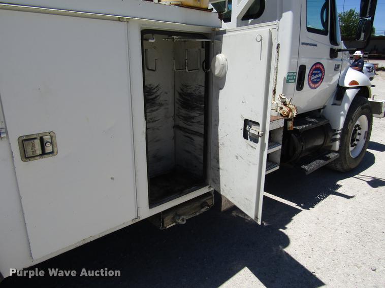 image for item FJ9678 2006 International 4300 digger derrick truck