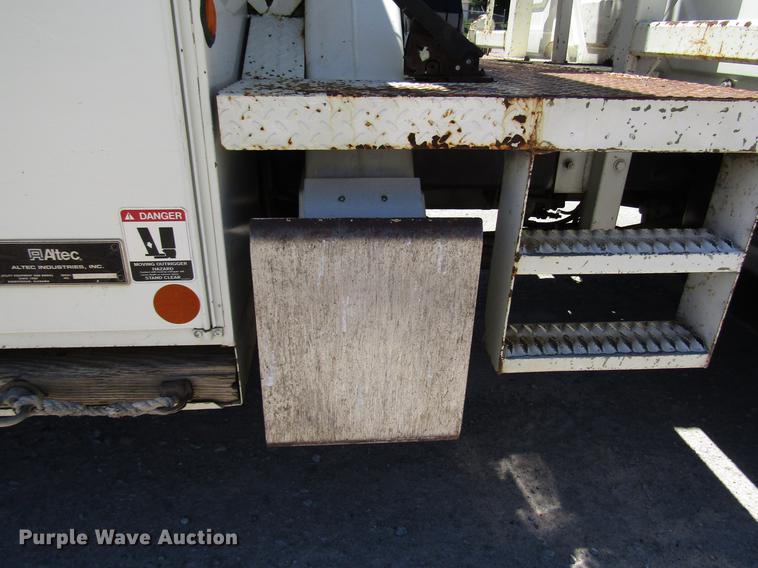 image for item FJ9678 2006 International 4300 digger derrick truck