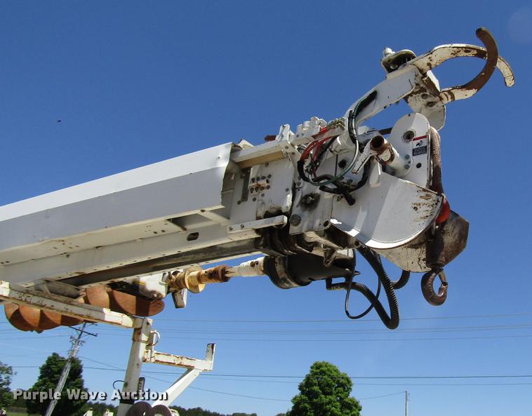 image for item FJ9678 2006 International 4300 digger derrick truck