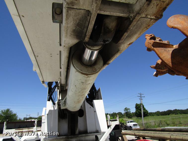 image for item FJ9678 2006 International 4300 digger derrick truck