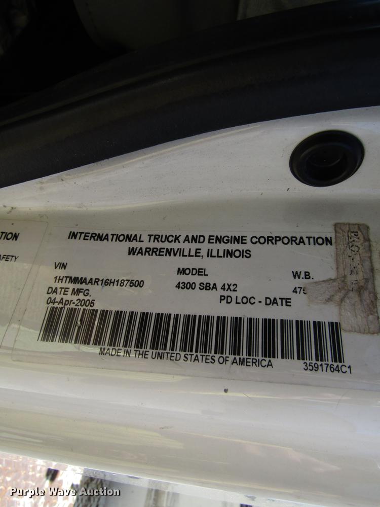 image for item FJ9678 2006 International 4300 digger derrick truck