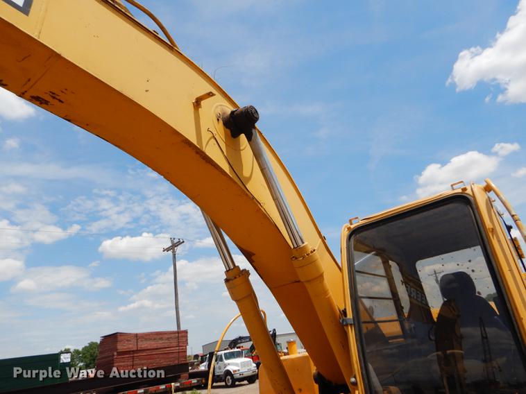 image for item FT9623 1999 John Deere 200LC excavator