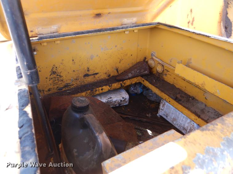 image for item FT9623 1999 John Deere 200LC excavator