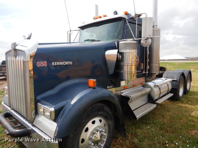 image for item FT9633 2000 Kenworth W900B semi truck