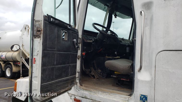 image for item EU9862 1993 White GMC WCM box truck