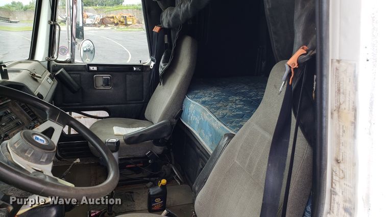 image for item EU9862 1993 White GMC WCM box truck