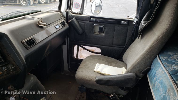 image for item EU9862 1993 White GMC WCM box truck