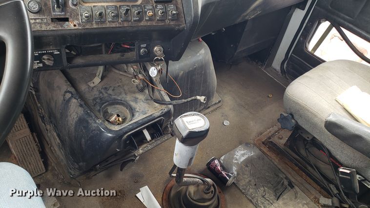 image for item EU9862 1993 White GMC WCM box truck