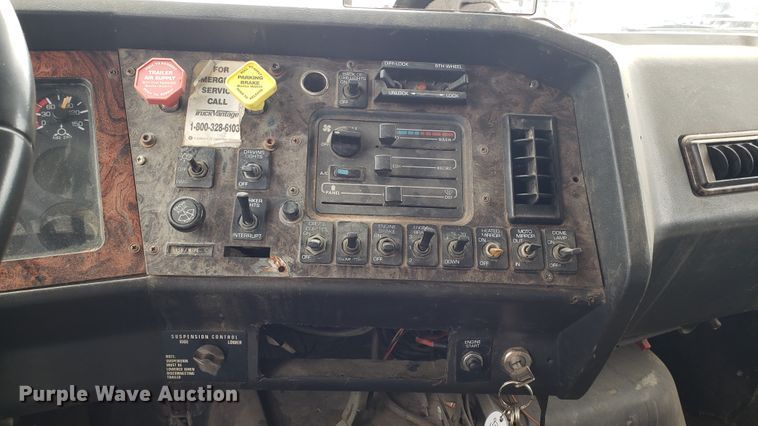 image for item EU9862 1993 White GMC WCM box truck